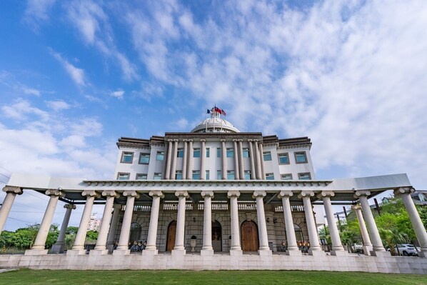 Un edificio grande y señorial, con una cúpula destacada y columnas, probablemente un edificio gubernamental o histórico.