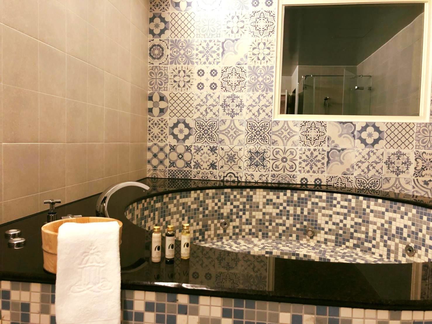 deluxe double room | bathroom | separate bathtub and shower, spring water bathtub, free toiletries