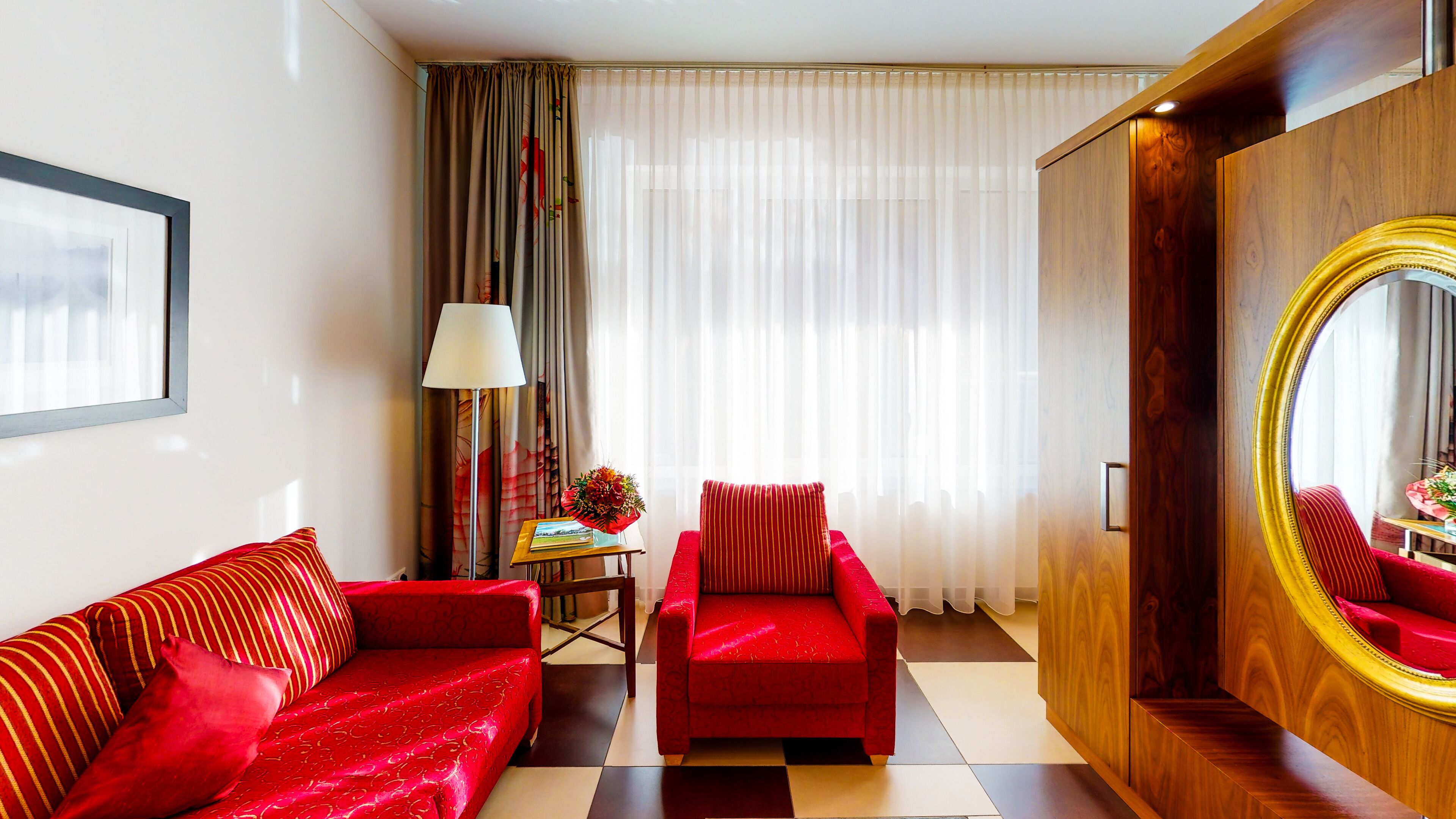 Studiosuite | Wohnbereich | 30-Zoll-Flachbildfernseher mit Kabelempfang, Fernseher, Tablet-PC