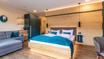 Studiosuite | Hochwertige Bettwaren, Daunenbettdecken, Minibar, individuell dekoriert