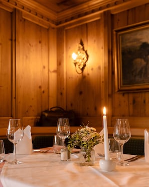 2 ravintolaa, joissa tarjoillaan aamiainen, lounas ja illallinen