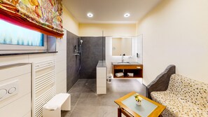 Shower, hair dryer, bathrobes, electronic bidet - Landgasthof Hessenmühle (Grossenlueder)