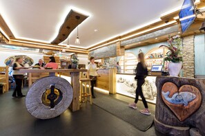2 restaurantes: opção de café da manhã, almoço e jantar