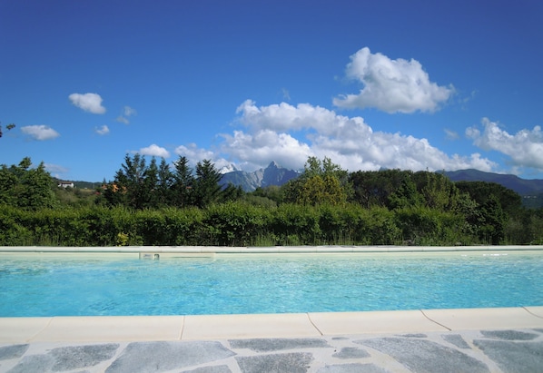 Kauden mukainen ulkouima-allas