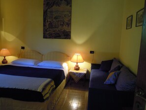 Cottage (Ciliegio) | Desk, bed sheets