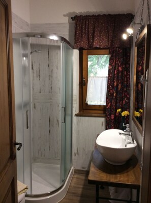 Apartamento (Cedro) | Baño | Ducha, artículos de higiene personal ecológicos y secador de pelo