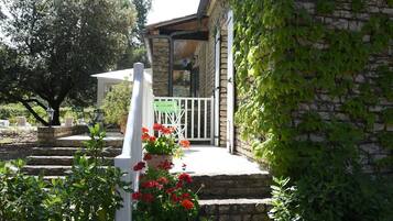 Chambre Deluxe Double ou avec lits jumeaux, balcon, vue jardin | 1 chambre, décoration personnalisée, ameublement personnalisé