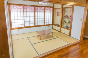 獨棟房屋 (For 1 to 10 Guests) | 3 間臥室、書桌、遮光布/窗簾、熨斗/熨衣板