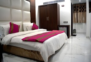 Executive Room | Desk, rollaway beds, free WiFi, bed sheets - Hotel Sun International (New Delhi)