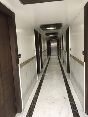 Hallway - Hotel Sun International (New Delhi)