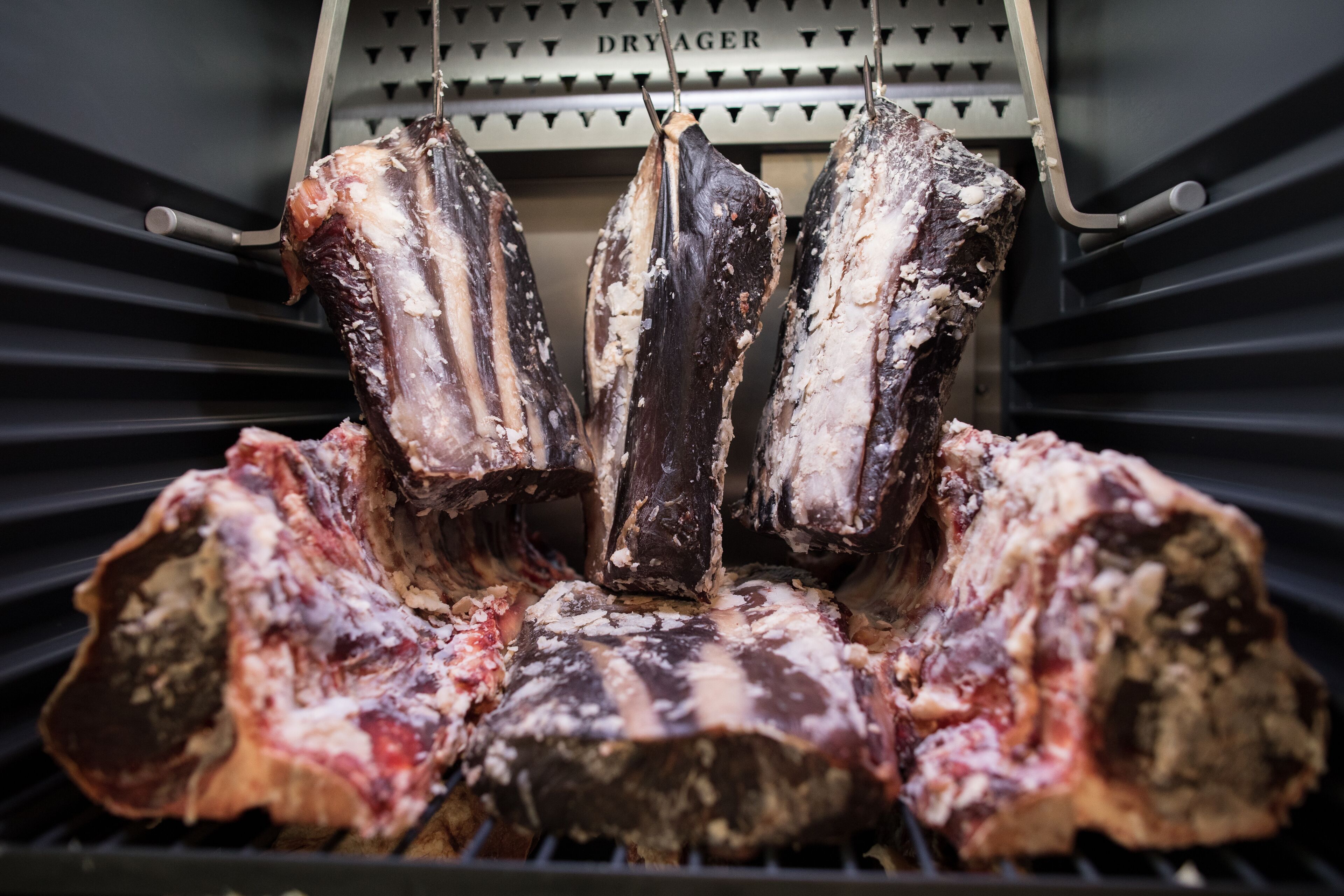 Un tendedero con varias piezas de carne colgando.