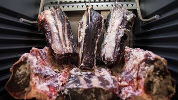 Un tendedero con varias piezas de carne colgando.