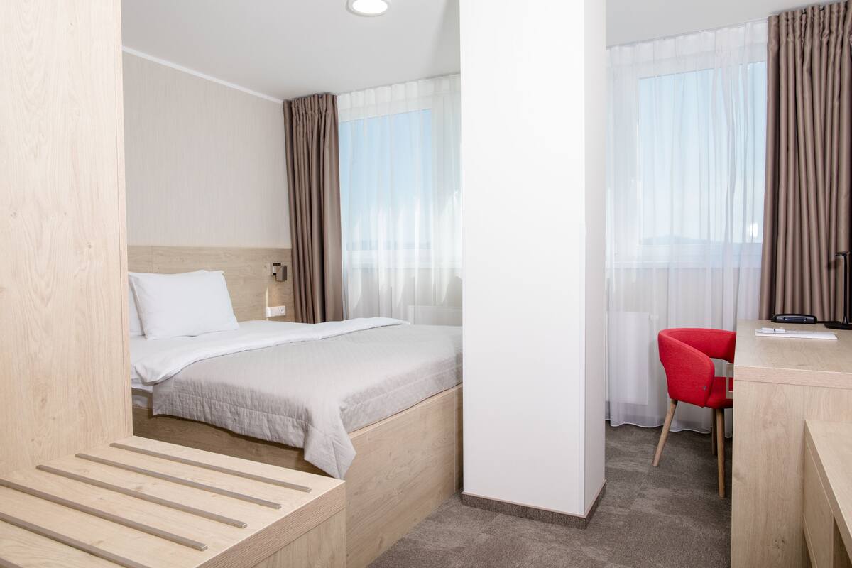 Phòng đôi Business | Bộ đồ giường kháng dị ứng, nệm Select Comfort, minibar