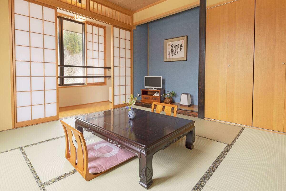 Quadrupla Tradizionale, non fumatori, bagno condiviso (Japanese Style) | Una cassaforte in camera, una scrivania, Wi-Fi gratuito, lenzuola