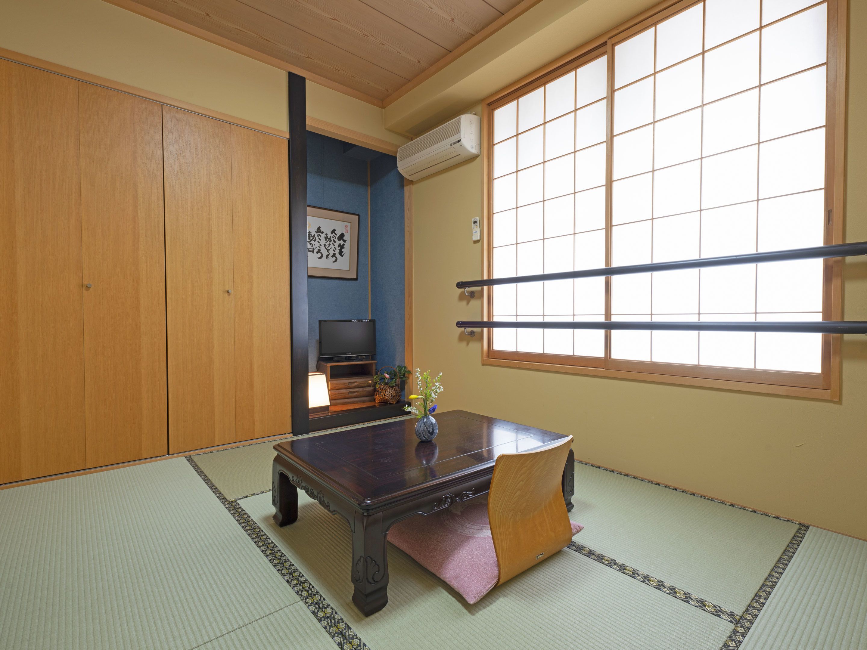 Camera con 2 letti singoli, fumatori (Japanese Style, Shared Bath) | Una cassaforte in camera, una scrivania, Wi-Fi gratuito, lenzuola