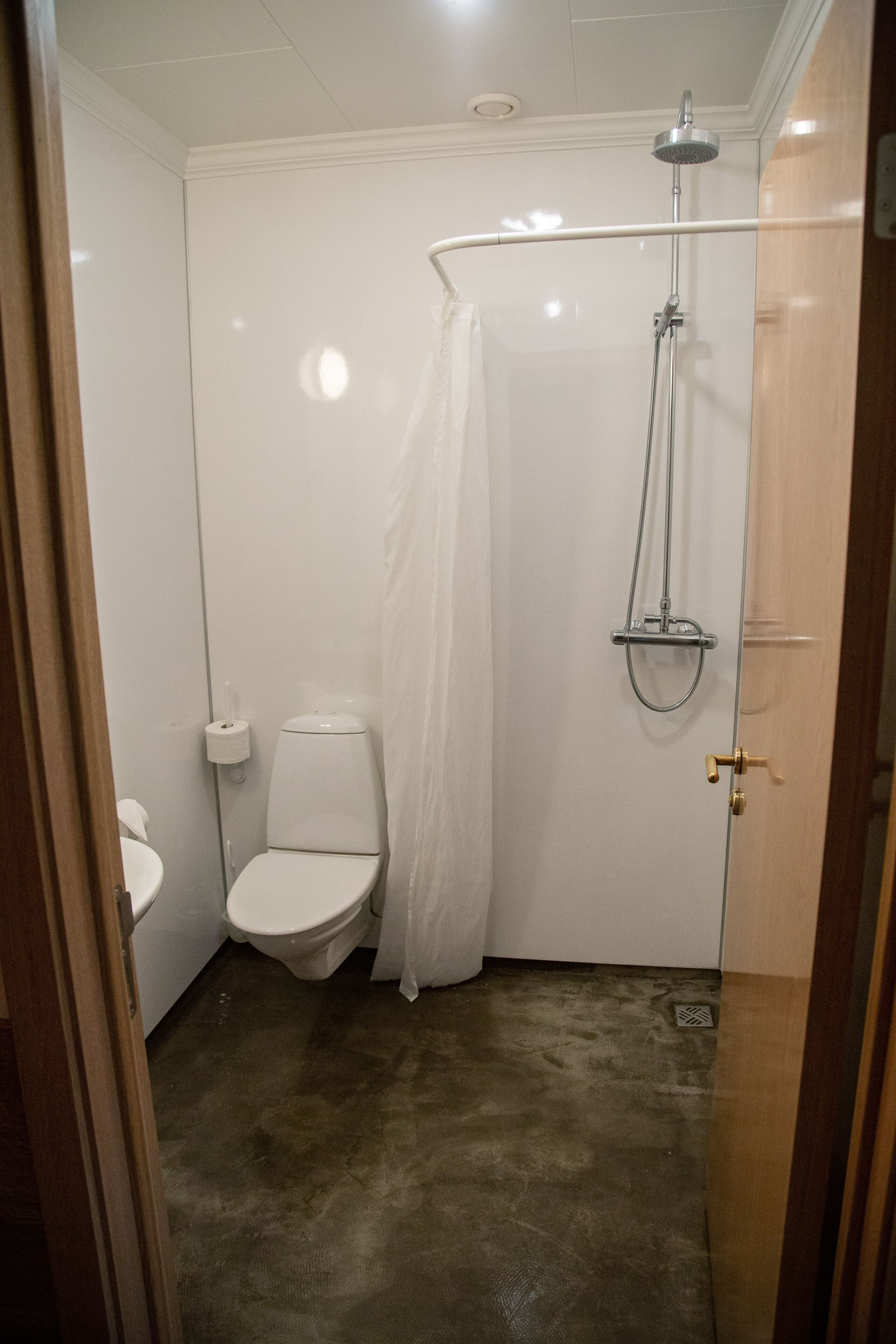 twin/double room | bathroom | shower, free toiletries, hair dryer, towels