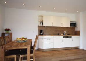 Apartment (Hummel) | Private kitchen | Fridge, stovetop, coffee/tea maker, electric kettle - Ferien im Hummelhaus (Lindau)