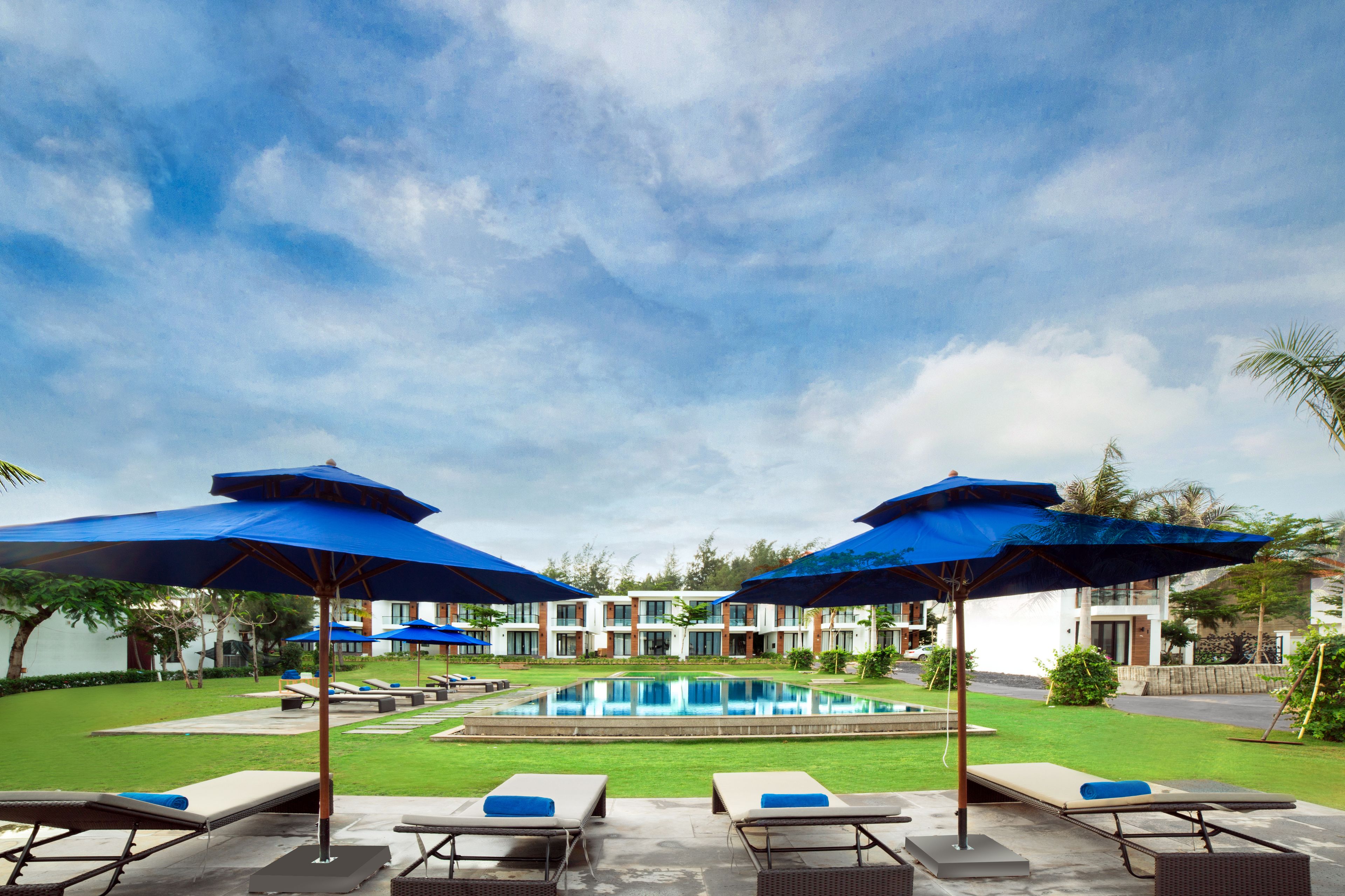 Outdoor pool, pool umbrellas