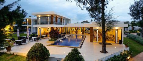 Se sirven desayunos, almuerzos y cenas (con vistas al jardín)