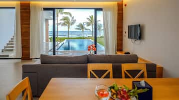 Villa, 3 chambres, piscine privée | Coin séjour | Télévision LCD