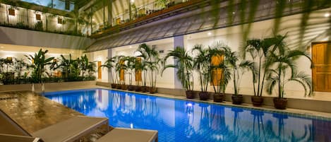 Piscina externa, espreguiçadeiras