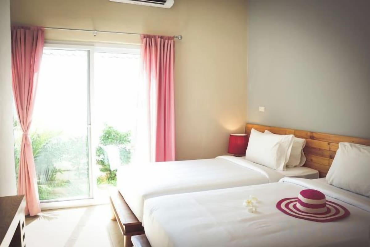 Cortinas blackout, tabla de planchar con plancha y wifi gratis 