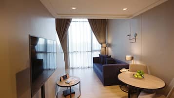 Studio (Loft) | In-room safe, desk, blackout drapes, soundproofing
