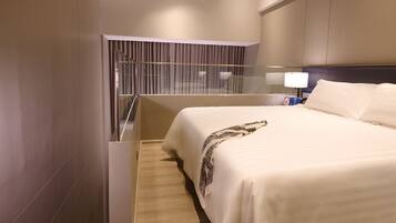 Studio (Loft) | Een kluis op de kamer, een bureau, verduisterende gordijnen