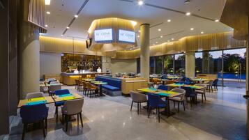 Desayuno buffet (THB 354 por persona)