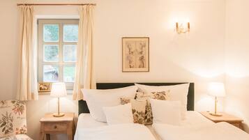 غرفة مزدوجة مريحة | ميني بار ومكتب وواي فاي مجانًا وملاءات أسرّة