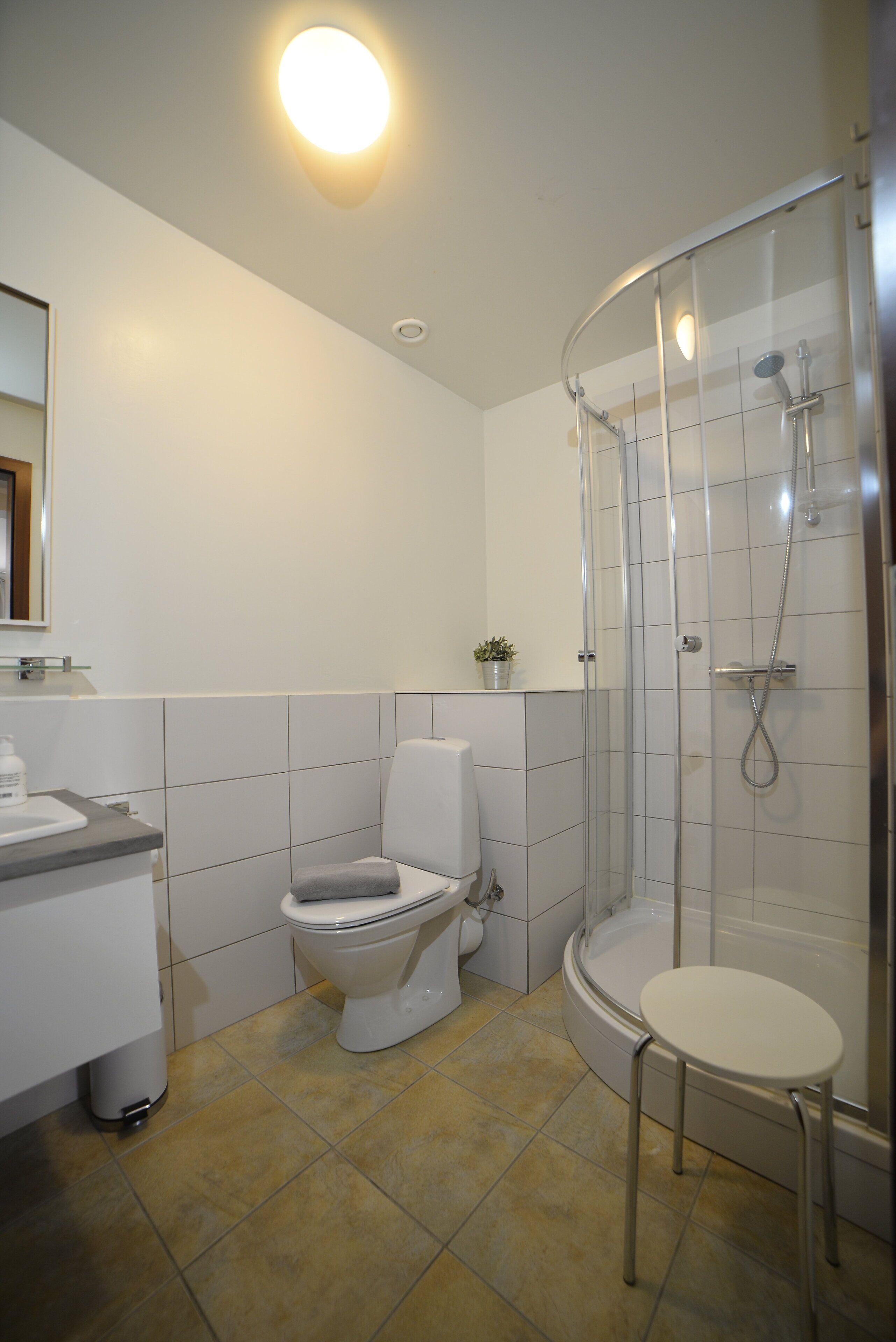 Chambre Triple, salle de bains privée | Salle de bain | Douche, sèche-cheveux, serviettes fournies