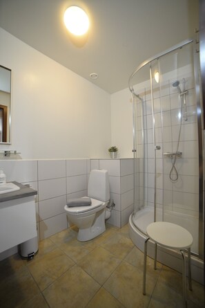 Trippelrum - privat badrum | Badrum | Dusch, hårtork och handdukar