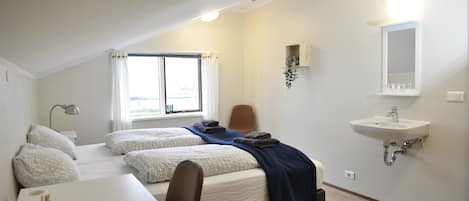 Habitación doble, baño compartido | Cortinas blackout, tabla de planchar con plancha y wifi gratis