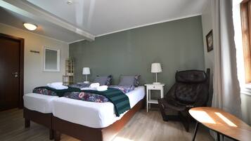 Værelse til 3 personer - privat badeværelse | Mørklægningsgardiner, strygejern/strygebræt, gratis Wi-Fi, sengetøj