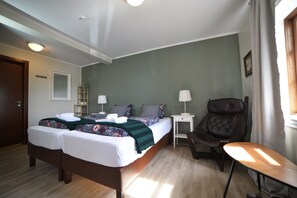 Trippelrum - privat badrum | Mörkläggningsgardiner, strykjärn/strykbräda, gratis wi-fi och sängkläder