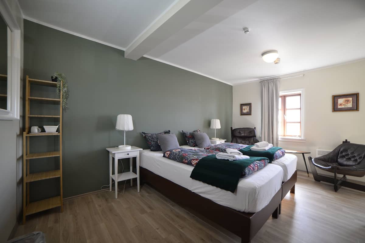 Cortinas blackout, tabla de planchar con plancha y wifi gratis