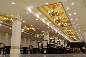 2 ห้องอาหาร, บริการอาหารเช้า