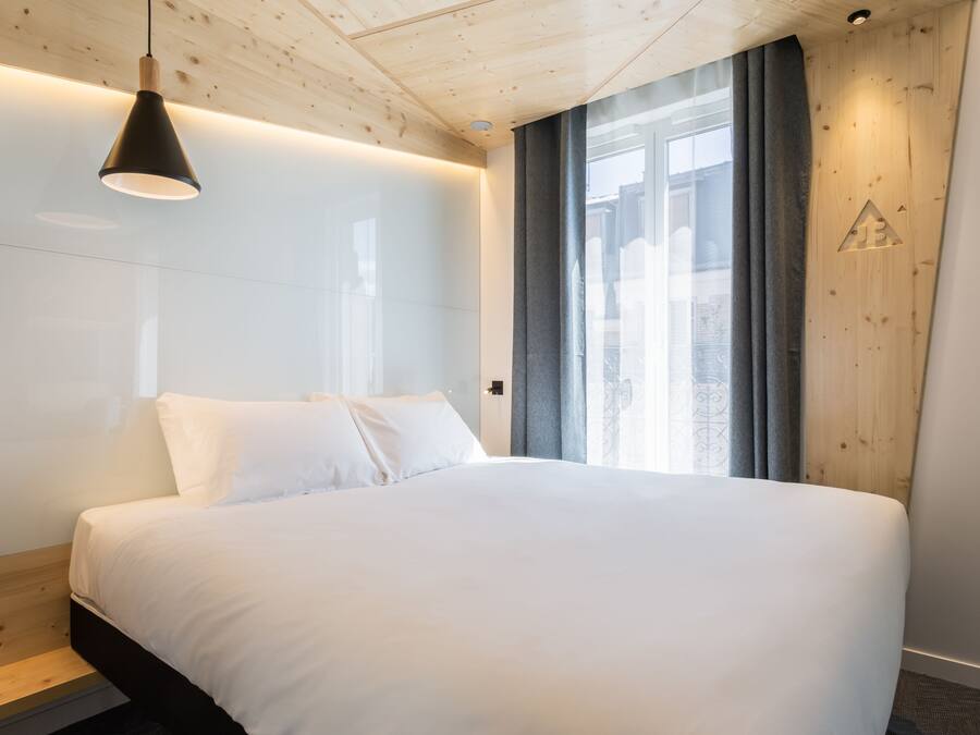 In-room safe, desk, blackout drapes, soundproofing