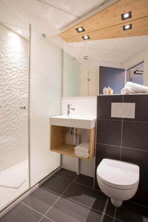 Een douche, gratis toiletartikelen, een haardroger, handdoeken
