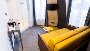 Superior Suite (UB VIP) | Living room | Flat-screen TV - Urban Bivouac Hôtel Tolbiac Olympiades (Paris)