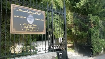 Pintu masuk properti