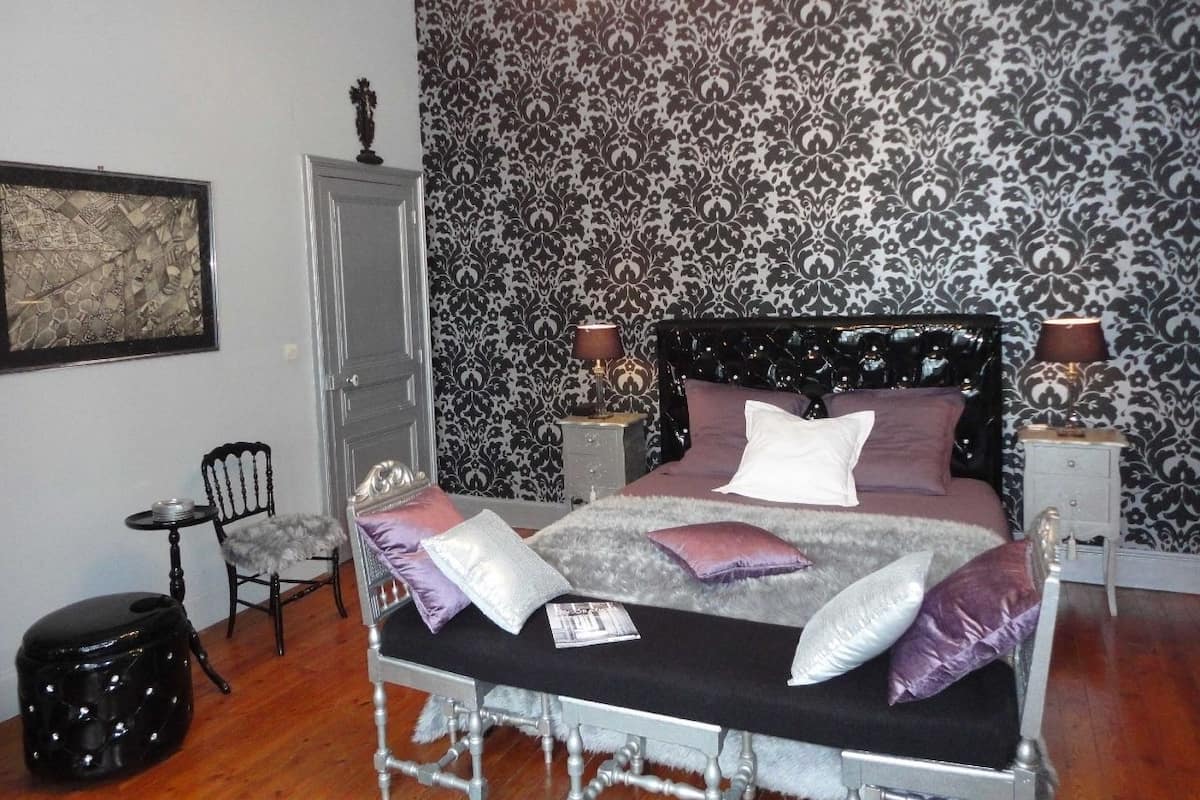 Chambre Platine | In-room safe, blackout drapes, soundproofing, cribs (free)