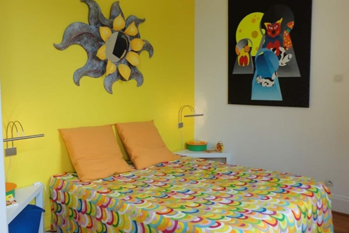 Chambre Jaune | In-room safe, blackout drapes, soundproofing, cribs (free)