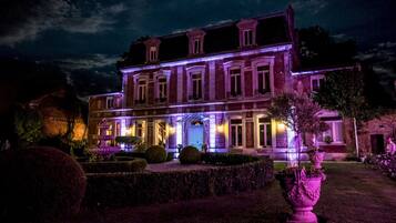 Bagian depan properti - sore/malam