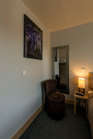 Dubbelrum | Värdeförvaringsskåp på rummet, individuell inredning och unika möbler