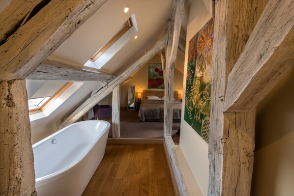 Family Triple Room | Deep-soaking bathtub - Hôtel Le Parc (Marly-le-Roi)