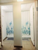 Ducha, artículos de tocador gratuitos, secador de pelo, toallas