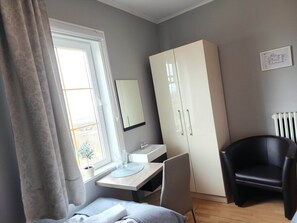 Double or Twin Room, Shared Bathroom - Kiljan Guesthouse (Blönduós)