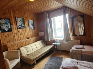 Kamar Double atau Twin, kamar mandi umum | Tirai kedap cahaya, Wi-Fi gratis, dan seprai linen