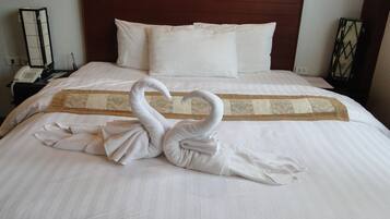 1 غرفة نوم وميني بار وخزنة داخل الغرفة وأسرّة قابلة للطي